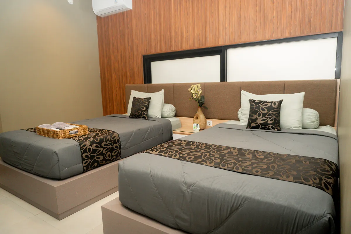 Detail dekorasi klasik Jawa pada kamar Albani's House Jember