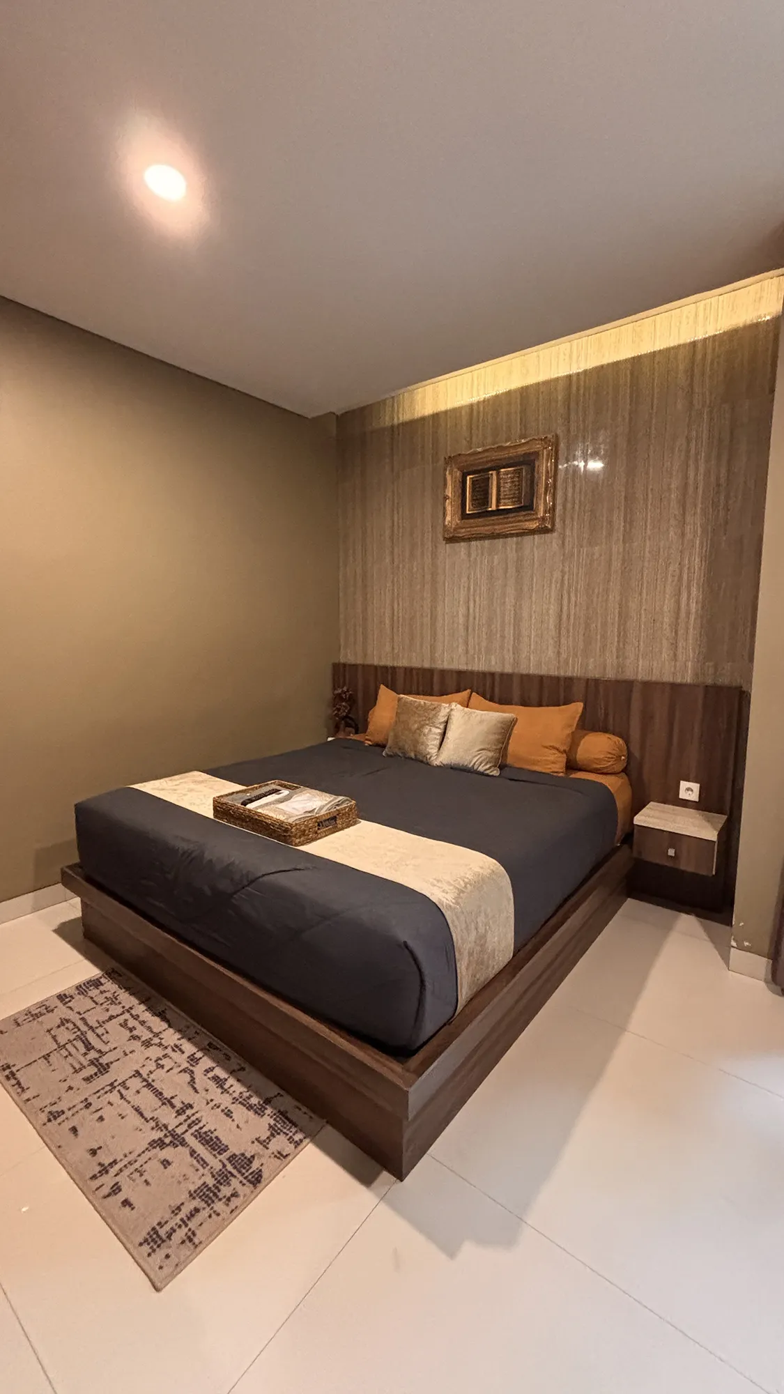 Kamar Deluxe Double Albani's House Jember dengan tempat tidur king size dan interior modern