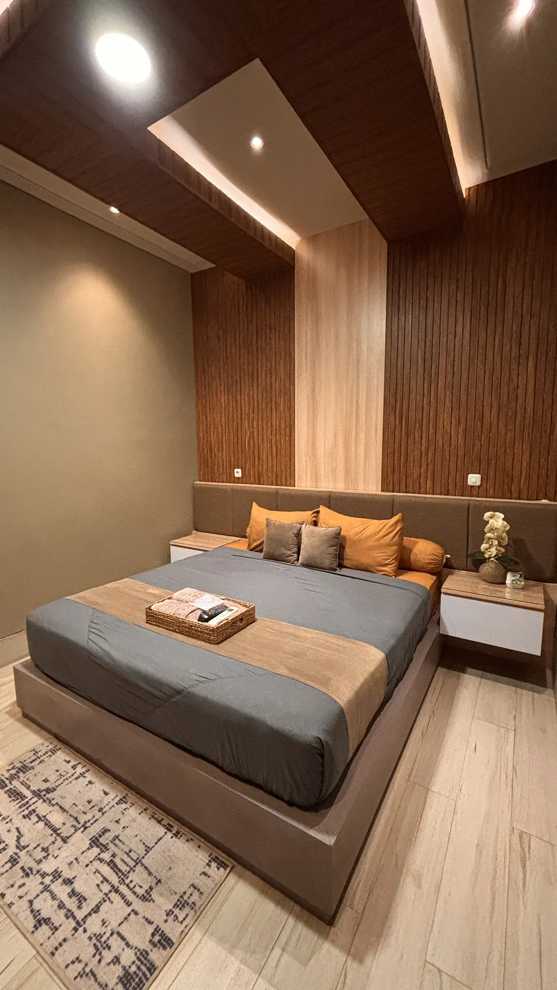 Suite Java Premiere Plus - kamar premium dengan desain Jawa modern di Albani's House Jember