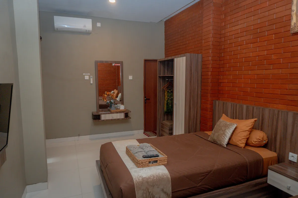 Sudut kamar Sumatra yang tenang dan nyaman di guest house Albani's Jember